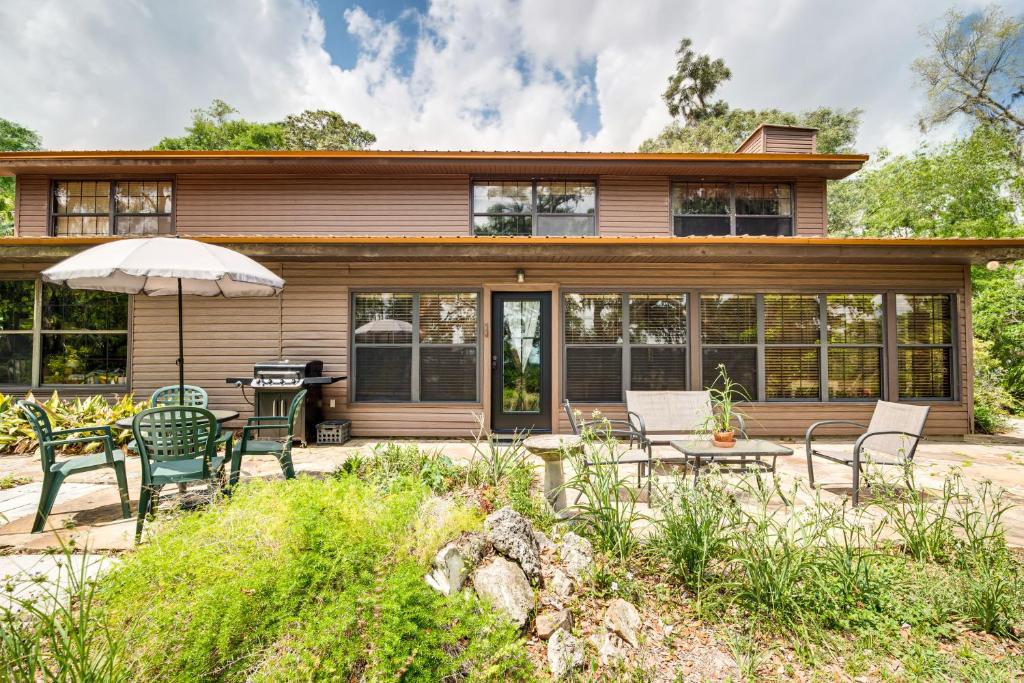 Κήπος έξω από το Lake Access and Private Patio Sunny Inverness Apt!