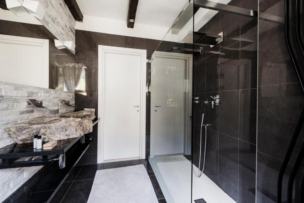 Koupelna v ubytování k10 Luxury House, Pool, Jacuzzi, Gym, Private Garden