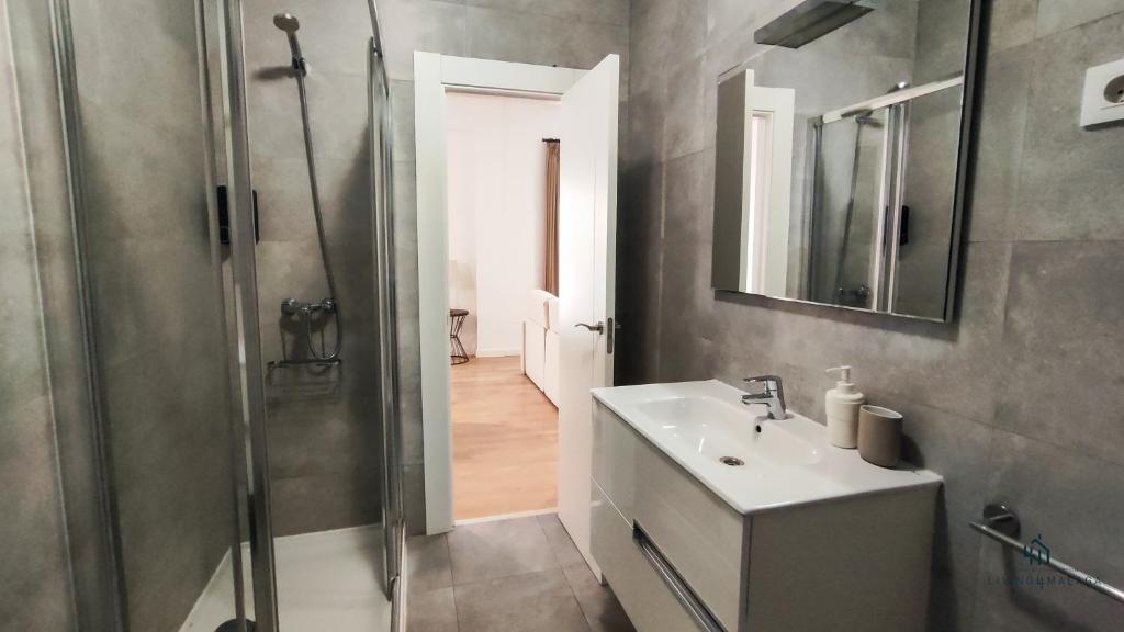 A bathroom at Living4Malaga New Marina Square