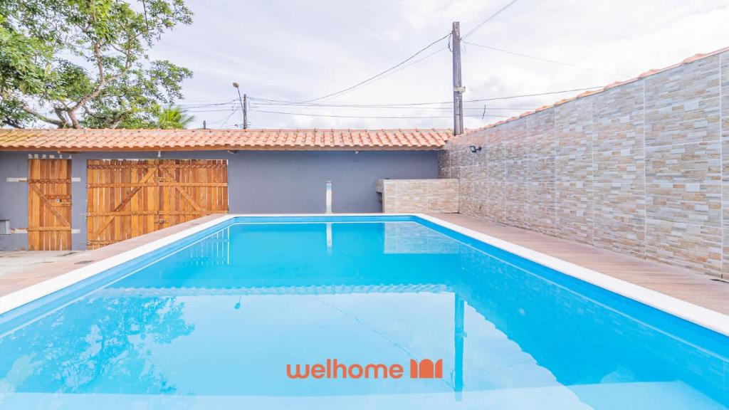 a swimming pool in the backyard of a house at Casa Aconchegante em Bertioga a 700m da Praia in Bertioga