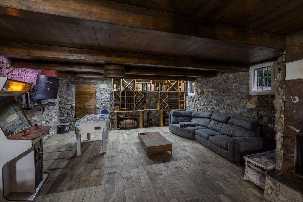 Posezení v ubytování k10 Luxury House, Pool, Jacuzzi, Gym, Private Garden