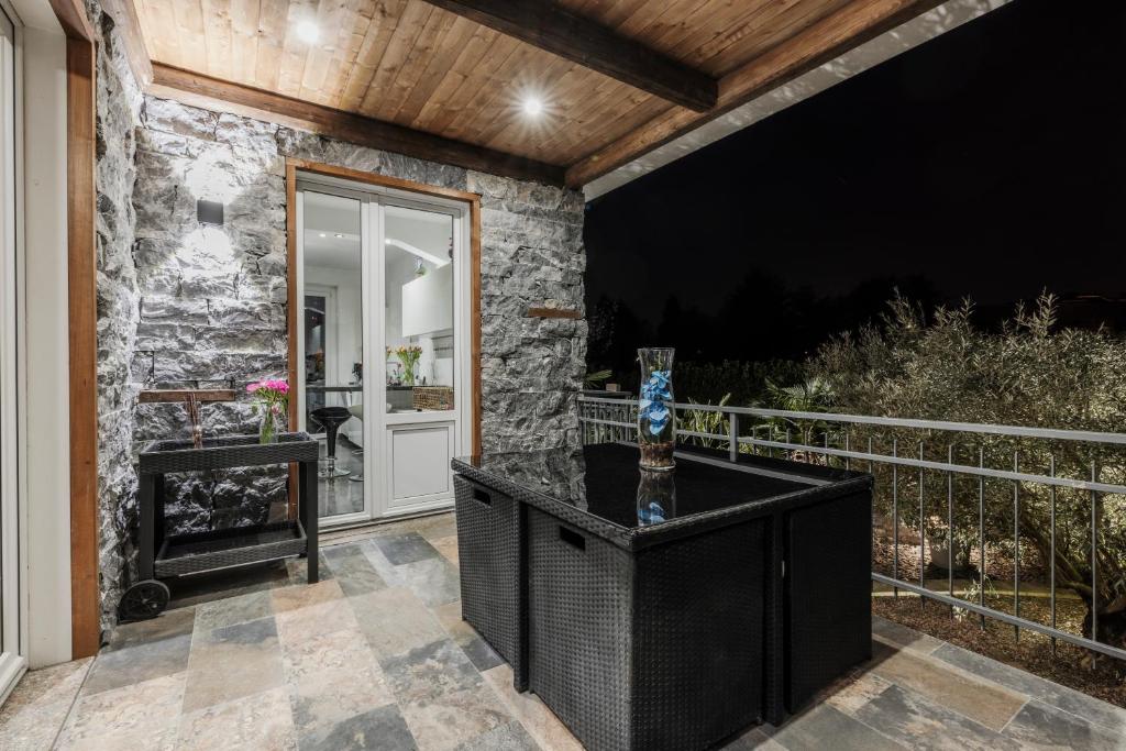 Kuchyň nebo kuchyňský kout v ubytování k10 Luxury House, Pool, Jacuzzi, Gym, Private Garden