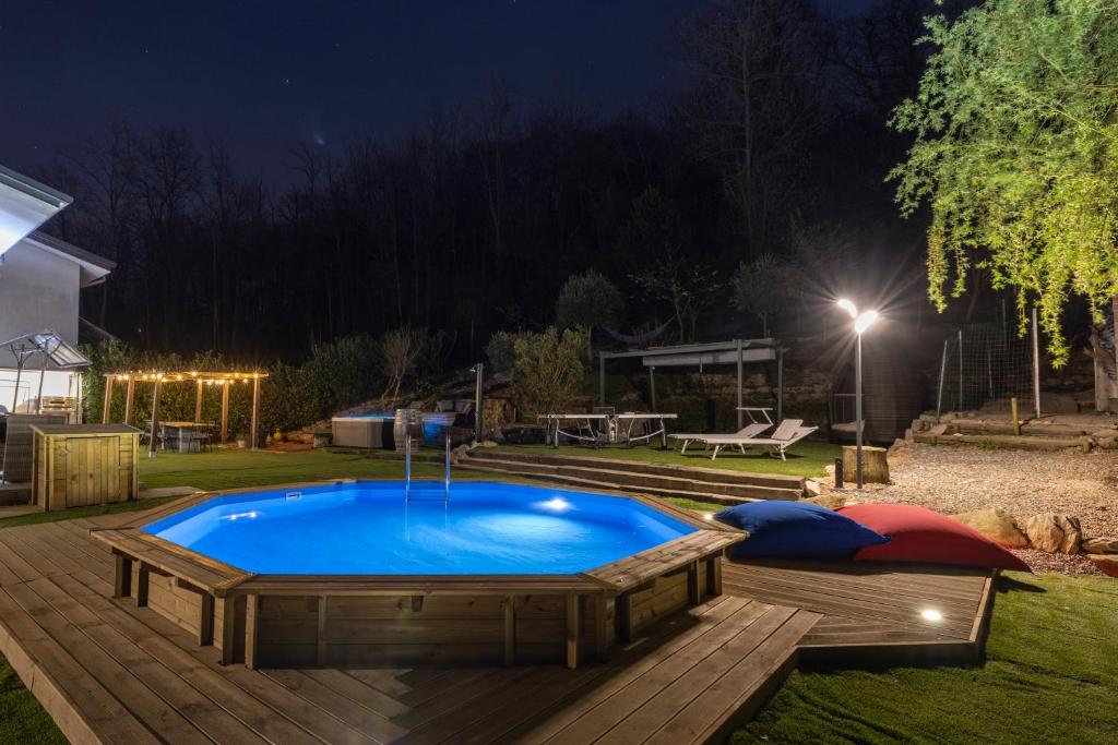 Bazén v ubytování k10 Luxury House, Pool, Jacuzzi, Gym, Private Garden nebo v jeho okolí