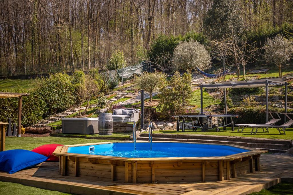 Bazén v ubytování k10 Luxury House, Pool, Jacuzzi, Gym, Private Garden nebo v jeho okolí