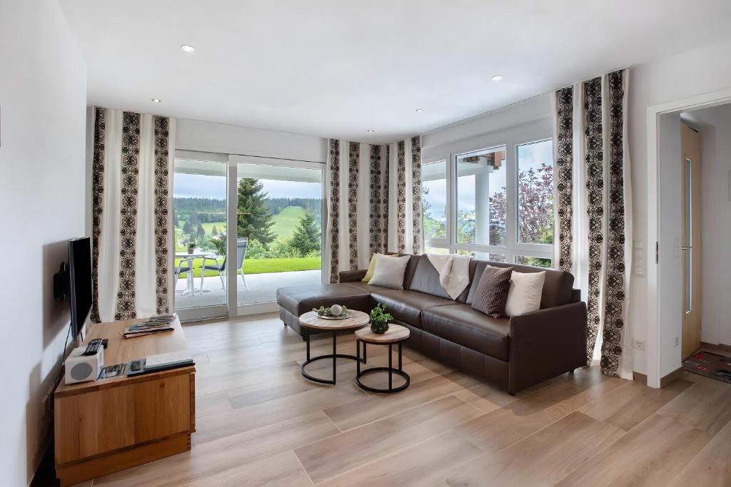 a living room with a couch and a table at Chalet Foret - Ferienwohnung in Todtnauberg