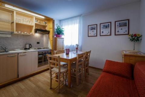 Kuchyň nebo kuchyňský kout v ubytování HOTEL La Locanda