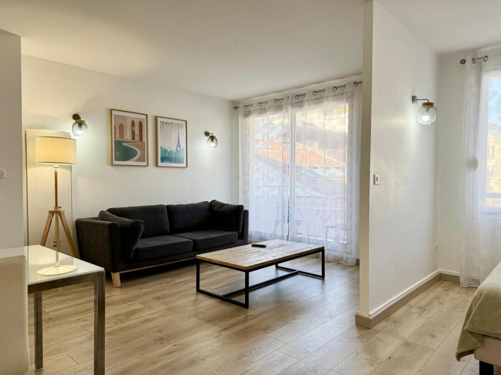 un salon avec un canapé et une table basse dans l'établissement Vesle & Vignes au Cœur de Reims, à Reims