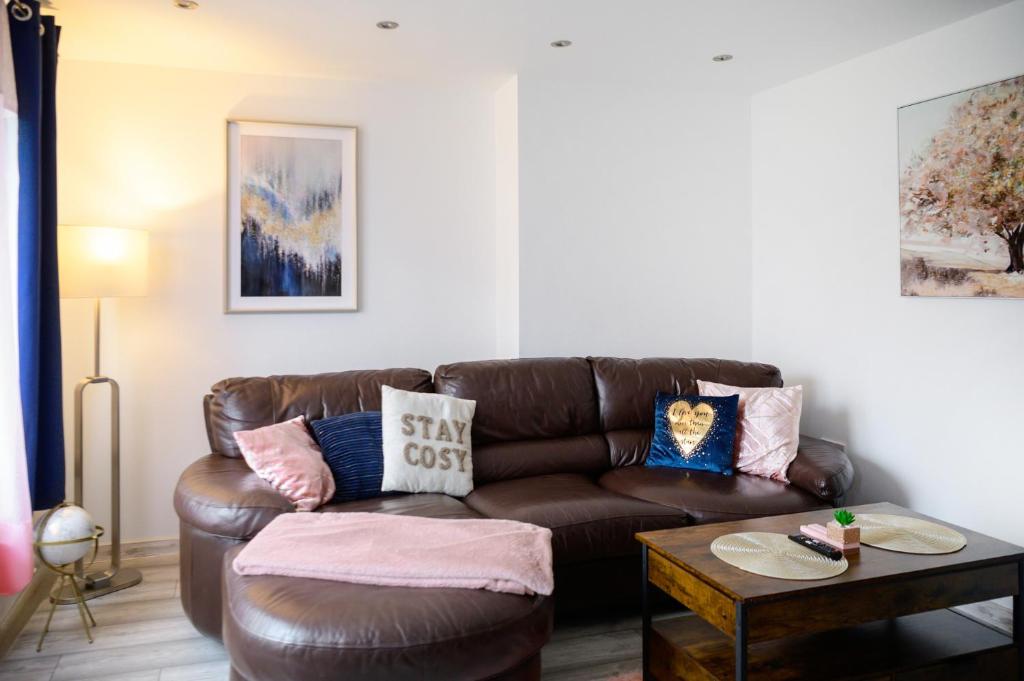 Ruang duduk di 3BR,1 bathroom,1 shower,CCTV, Secure Free Parking,500Mb-WI Fi,Netflix,Fully Equiped kitchen,Perfect for business trip & Families holiday or working proffesionals-long term just 5 min from M1,10 min to City centre,Garden furniture to Relaxing in the garden