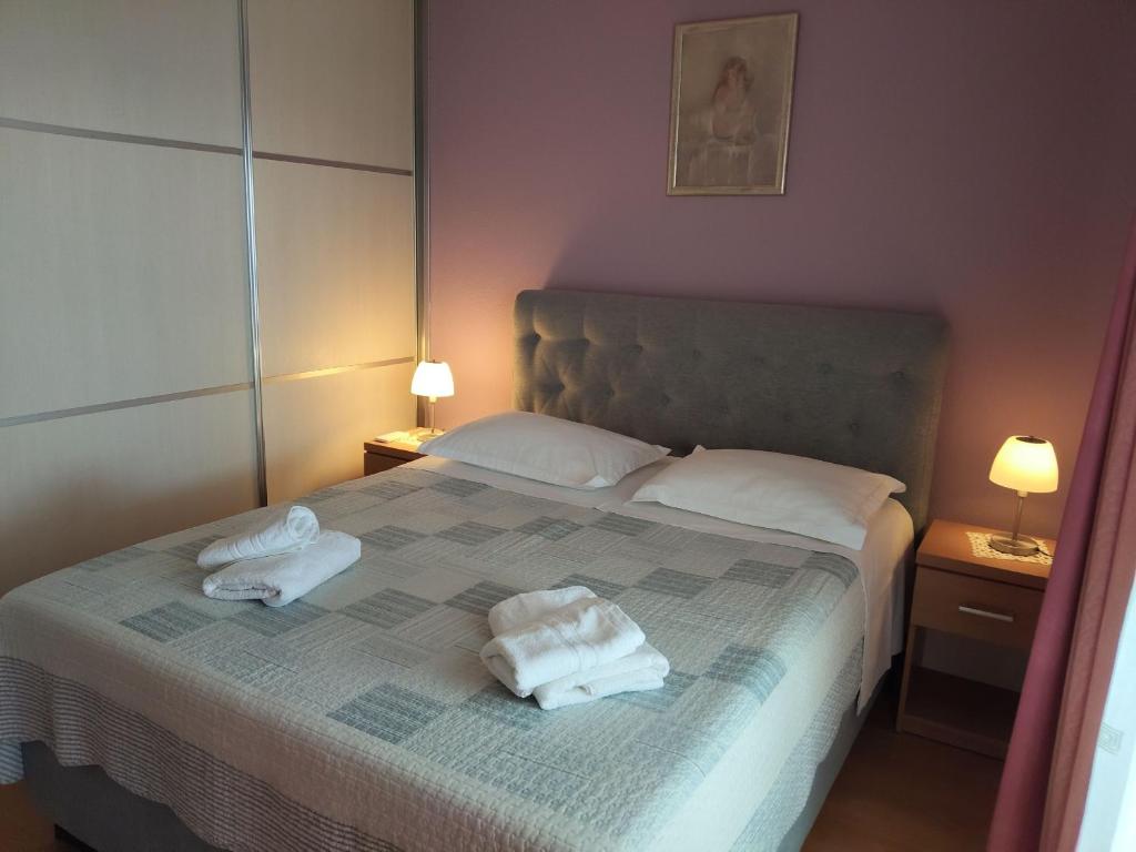 Posteľ alebo postele v izbe v ubytovaní Apartments Doris