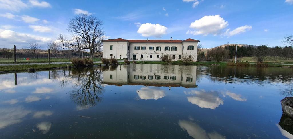 Výhled na řeku, která protéká v blízkosti apartmánu