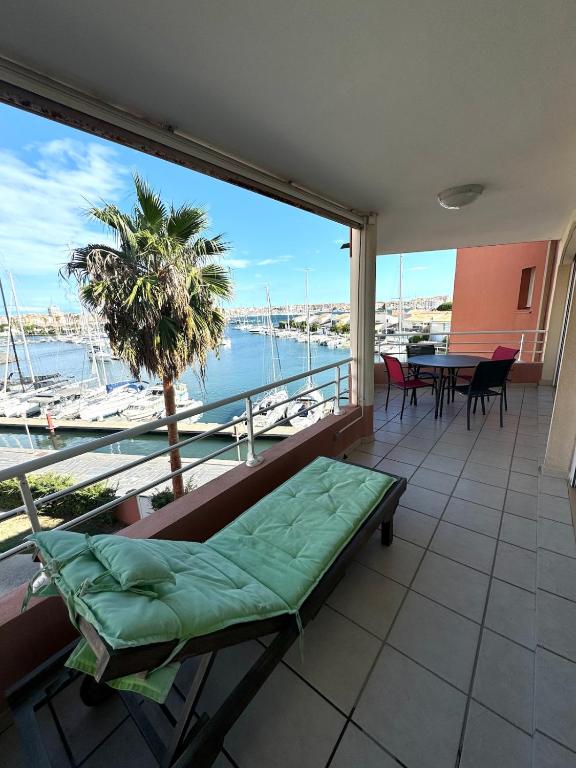 d'un balcon avec une table et une vue sur le port de plaisance. dans l'établissement Appartement - Cap d'Agde Vue Port, au Cap d'Agde