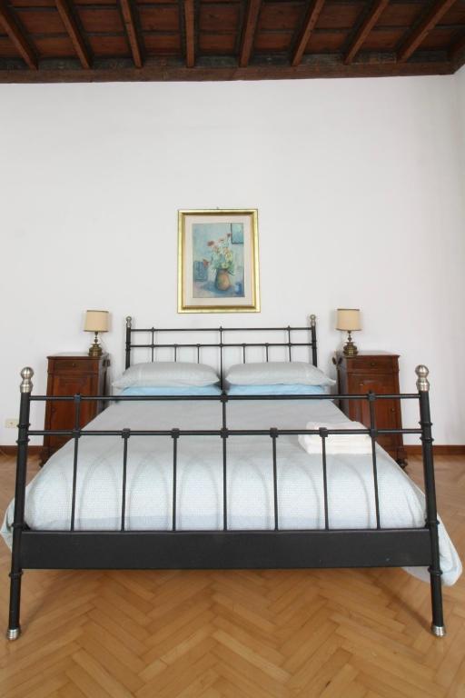 A bed or beds in a room at Palazzo 1500 Frescobaldi - Piano nobile x 5 - A Casa di Alfonso