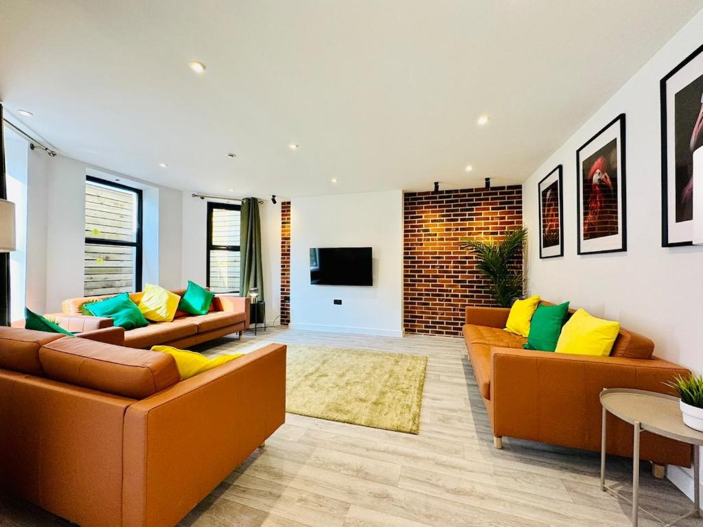 a living room with two couches and a tv at BIG Bournemouth 4-Bedroom - 2-Bathroom - Sleeps 10 in Bournemouth