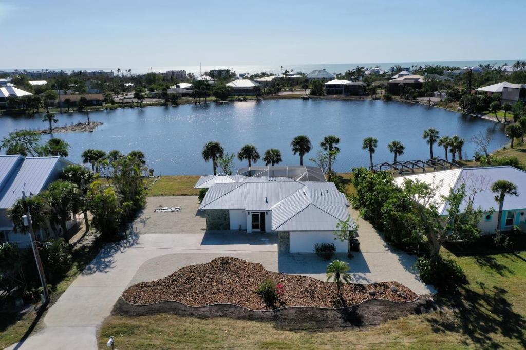 una vista aérea de un lago con una casa en Five Palms, en Sanibel