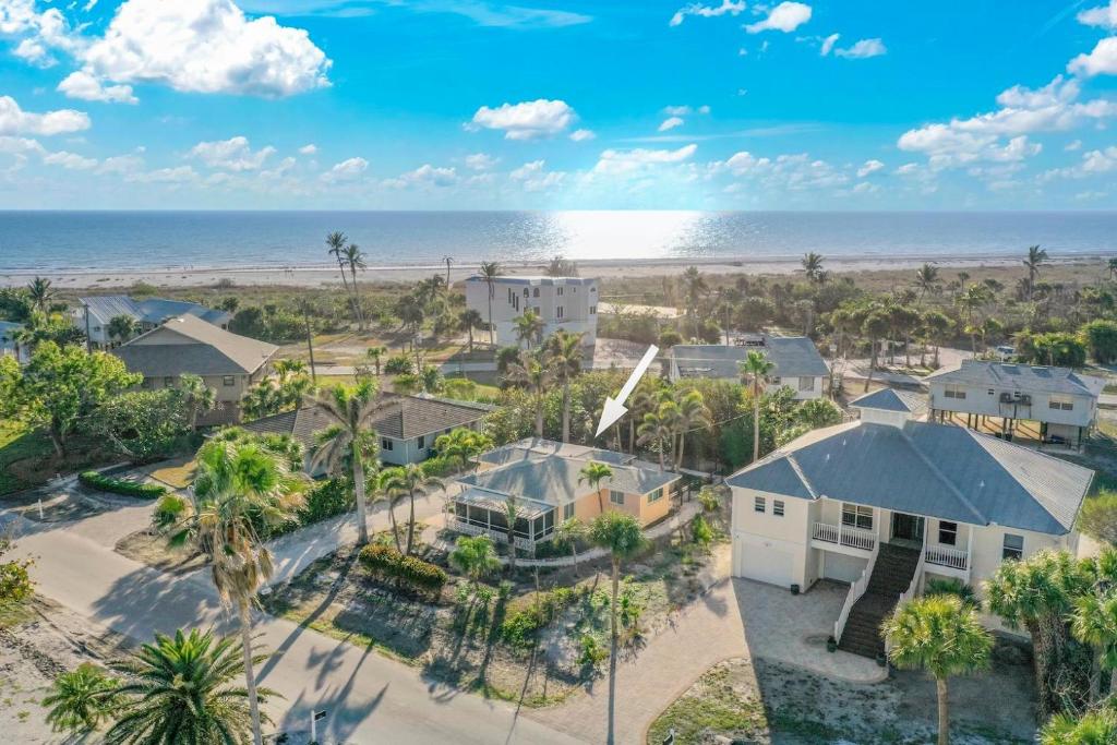 eine Luftaufnahme eines Hauses und des Strandes in der Unterkunft Peace, Love & Shells in Sanibel