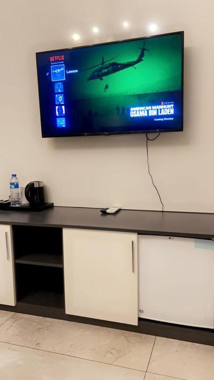 TV a/nebo společenská místnost v ubytování Vertus Hotel and Suites
