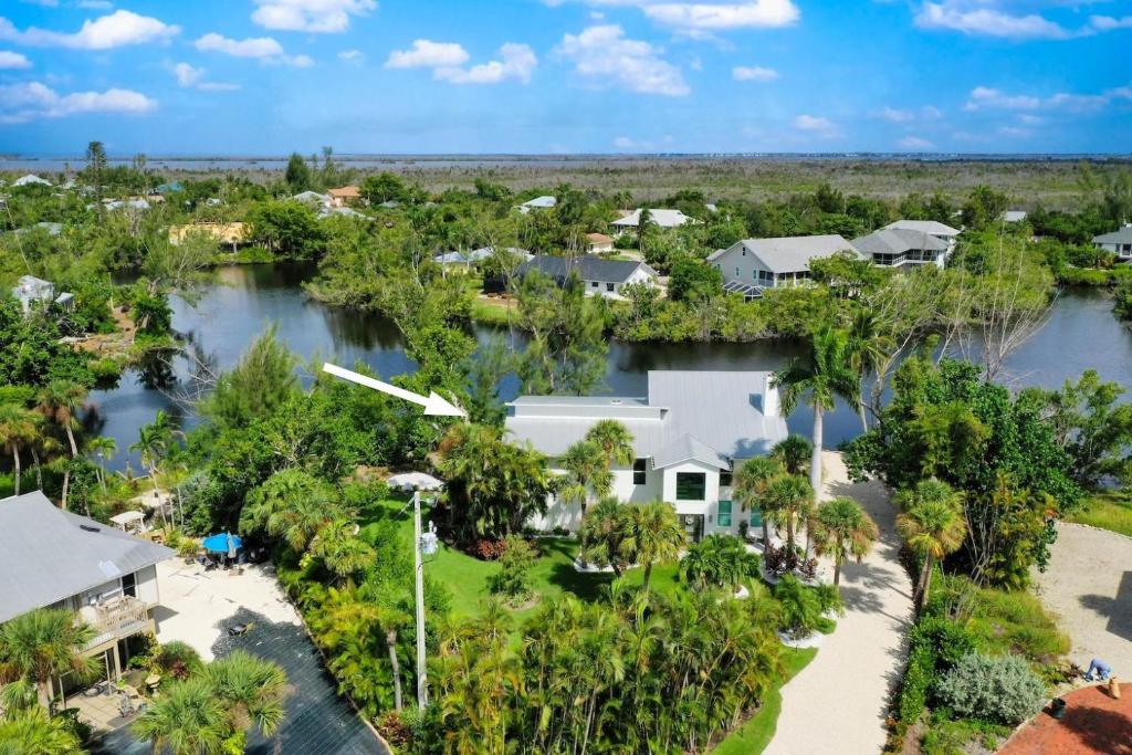 una vista aérea de una casa con árboles y agua en Greek Villa Isle, en Sanibel
