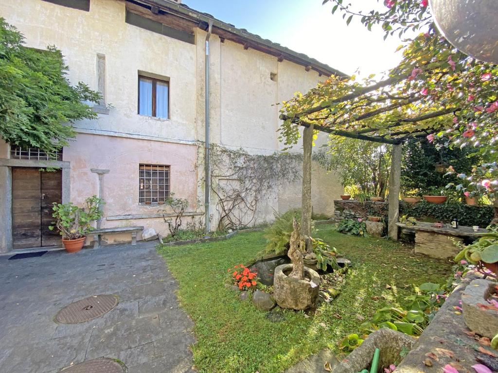 a garden in front of a building at Al Ciod d'Or by HolAp SA in Tegna