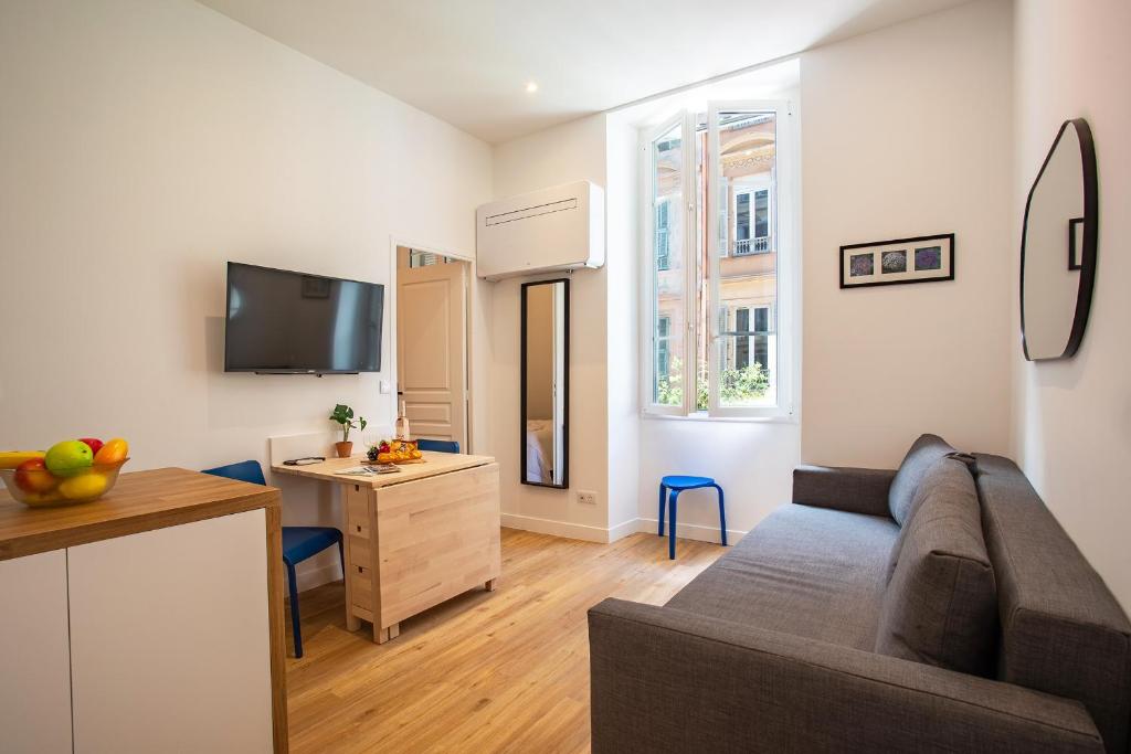 un salon avec un canapé et un bureau dans l'établissement ICONIC AP4460 By Riviera Holiday Homes, à Nice