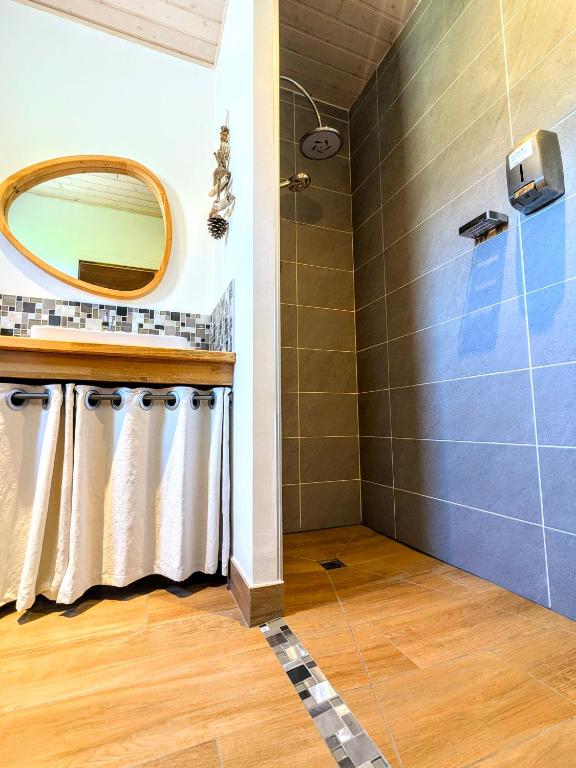 Koupelna v ubytování Villa Font Vive - Chambres d'hôtes éco-labellisées avec cuisine - Confort, calme et vue exceptionnels !