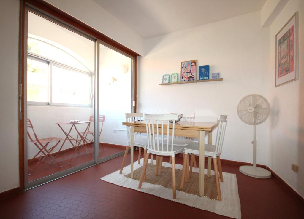 une salle à manger avec une table et des chaises et une fenêtre dans l'établissement Le Cosy, à Collioure