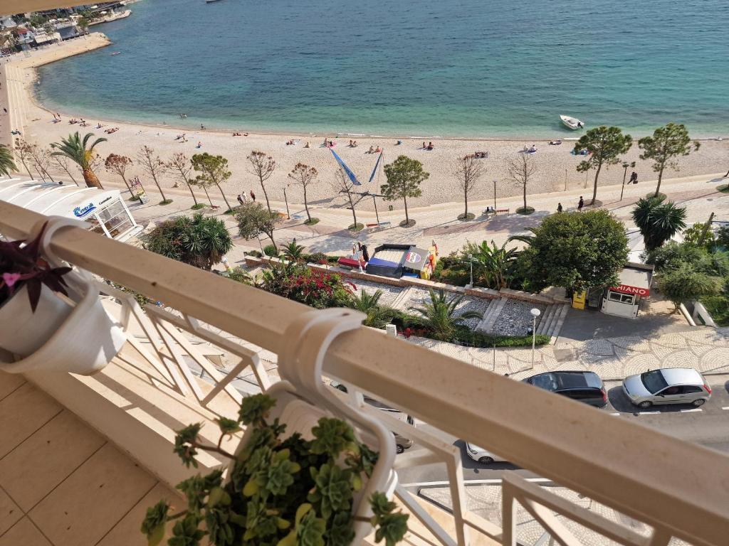 einen Balkon mit Strand- und Meerblick in der Unterkunft Beachfront Apartment in Sarandë
