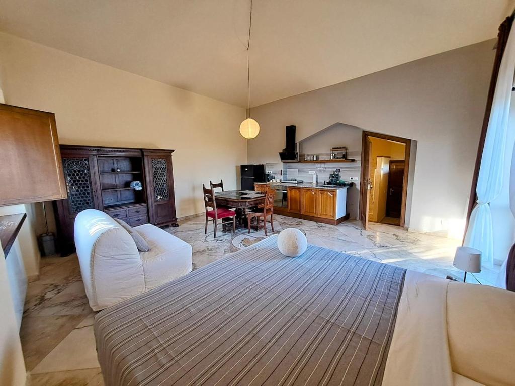 Private Studio in a Villa with Pool & Parking near Rome