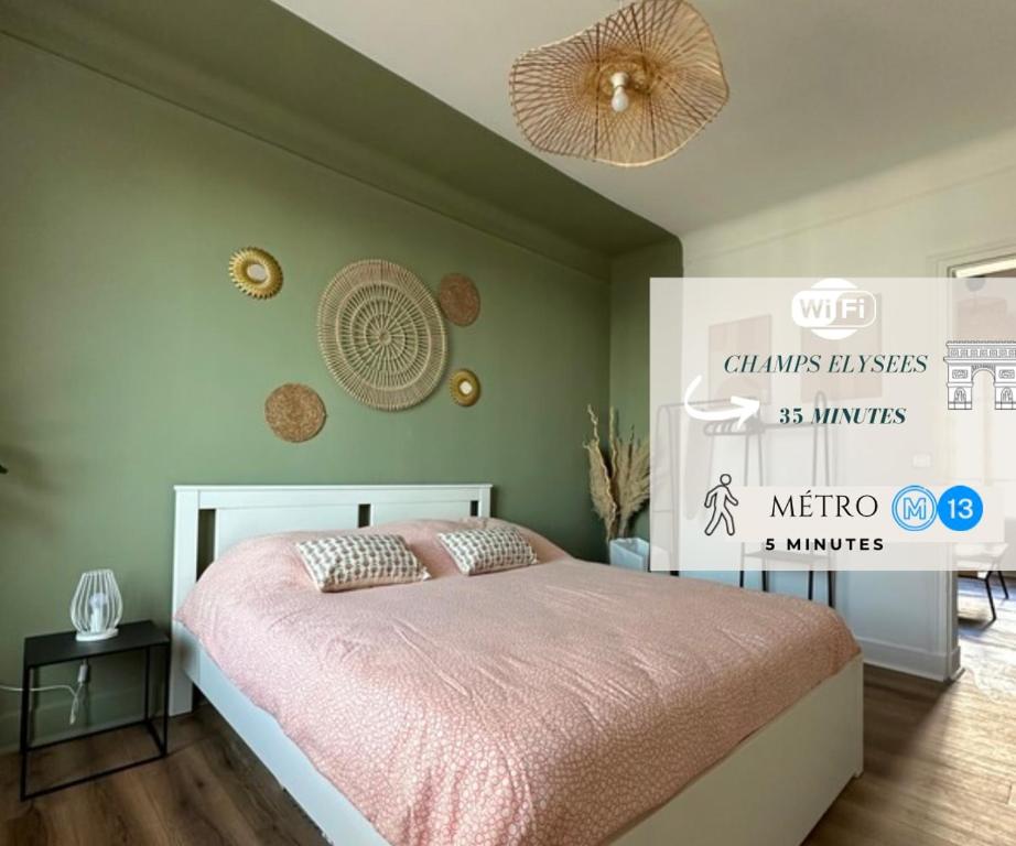 une chambre avec un lit avec une couverture rose dans l'établissement New apartment near Paris metro L13 Asnieres, à Asnières-sur-Seine