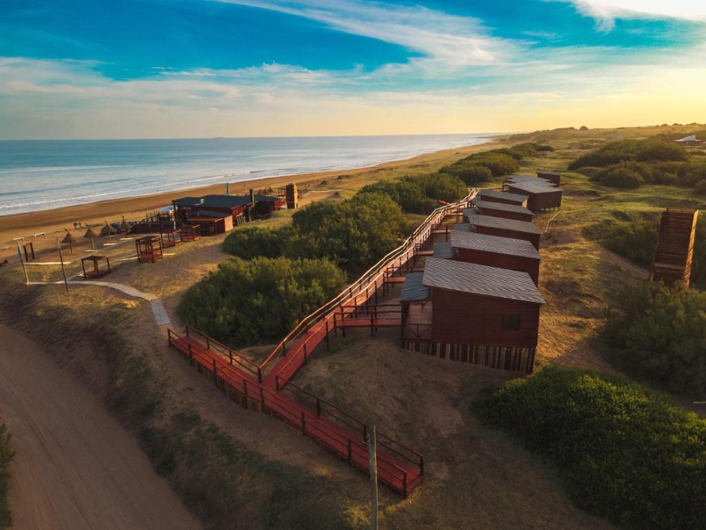 una vista aérea de un tren en la playa en Arenas Verdes 366, en Arenas Verdes