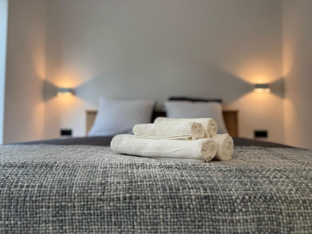 twee handdoeken zittend op een bed bij Puntadura Oasis in Vir