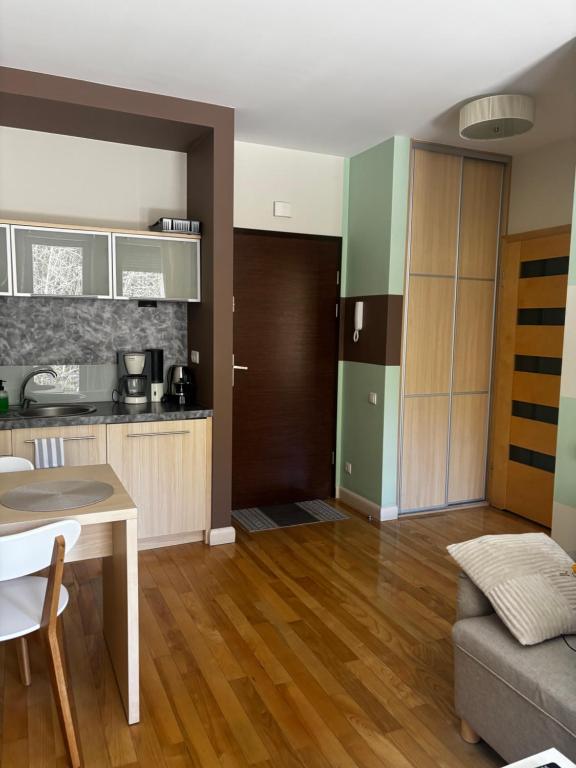 O bucătărie sau chicinetă la Apartament Bałtycka