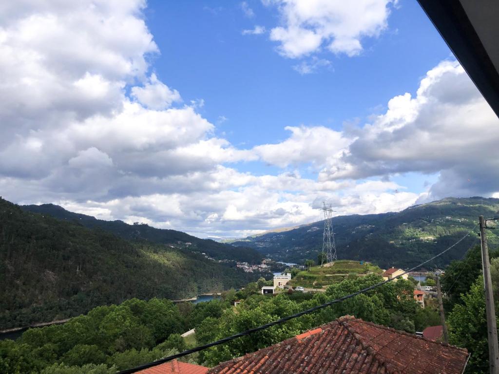 Blick auf ein Tal von einem Haus aus in der Unterkunft Royal House AL in Rio Caldo