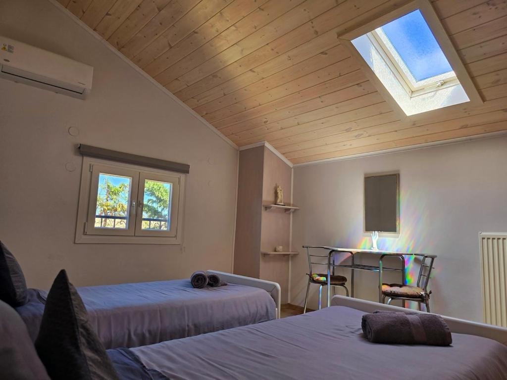 Postel nebo postele na pokoji v ubytování Diamando's Maisonette