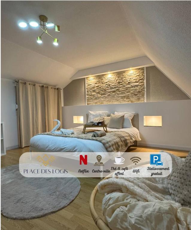 une chambre avec deux lits et un lustre dans l'établissement Séjour Signature à deux, à Belfort