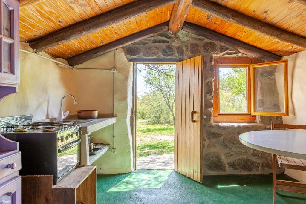 Kuchyň nebo kuchyňský kout v ubytování Cabaña de Piedras en La Llave