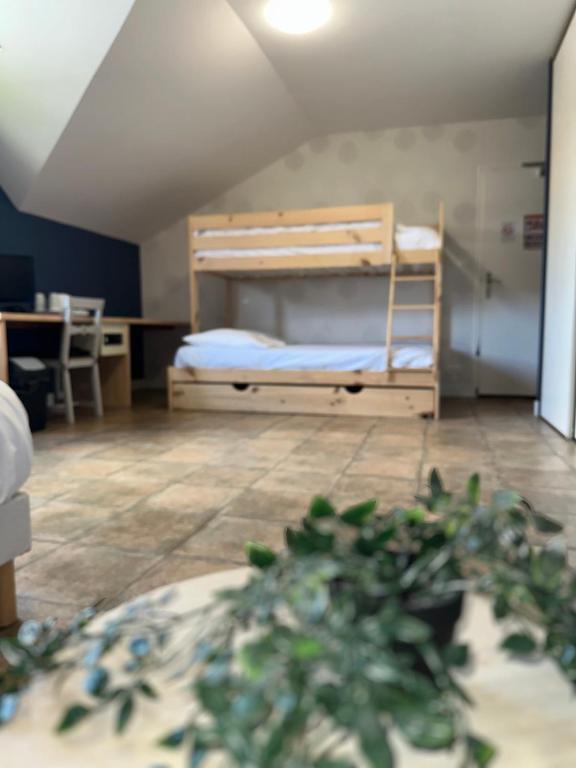 Postel nebo postele na pokoji v ubytování Logis Hôtel Volcan Sancy