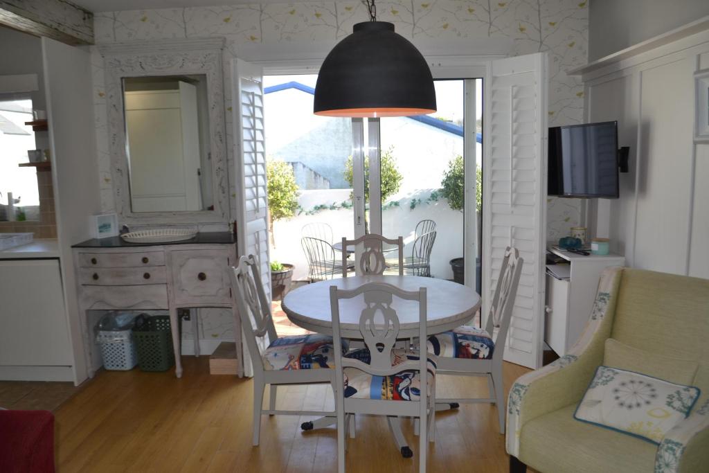 een keuken en eetkamer met een tafel en stoelen bij Marine Haven in Ballycastle