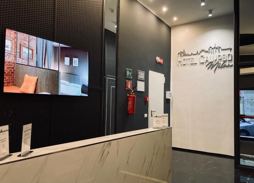 A television and/or entertainment centre at Hotel Calypso