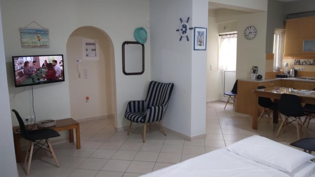 TV a/nebo společenská místnost v ubytování HOLIDAYS APARTMENT ΜΕΣΣΗΝΗ