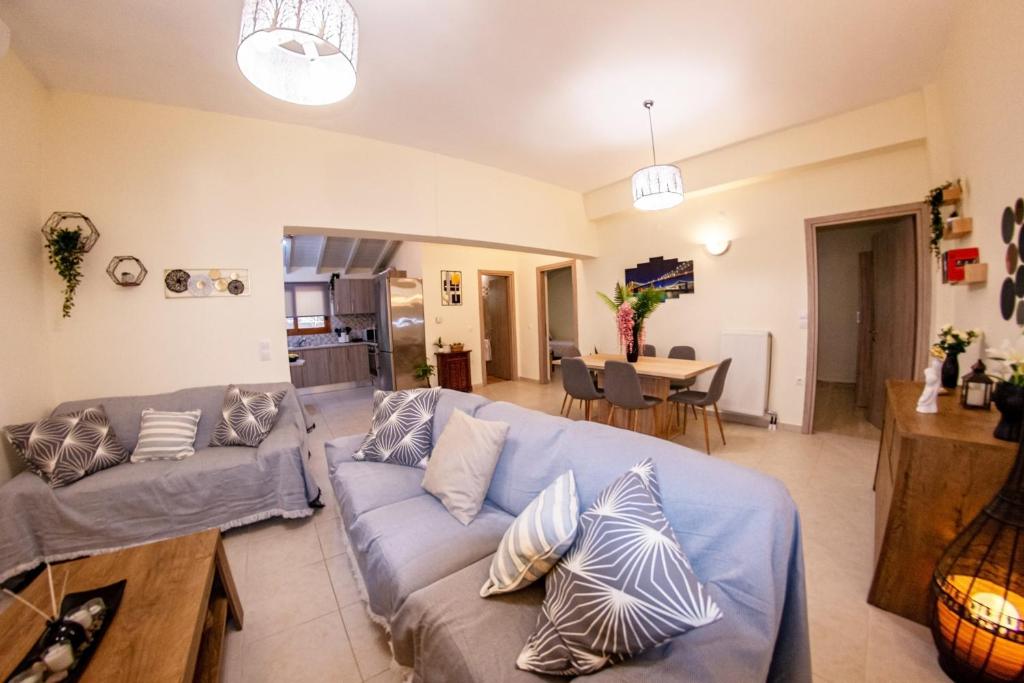 パレオカストリッツアにあるKineri Houseのソファとテーブルのあるリビングルーム