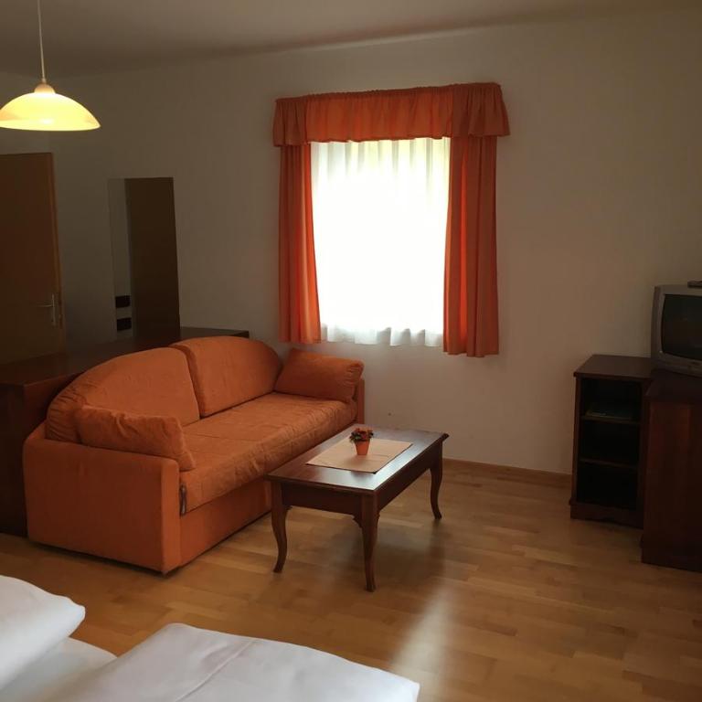 TV a/nebo společenská místnost v ubytování Sporthotel am Ötscher