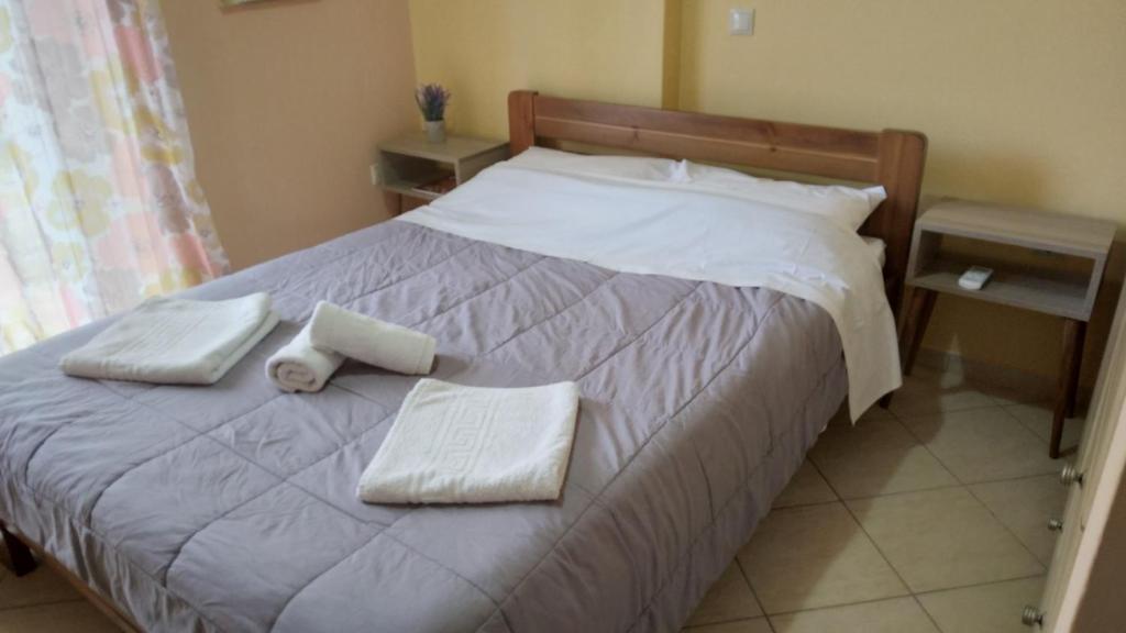 Postel nebo postele na pokoji v ubytování HOLIDAYS APARTMENT ΜΕΣΣΗΝΗ