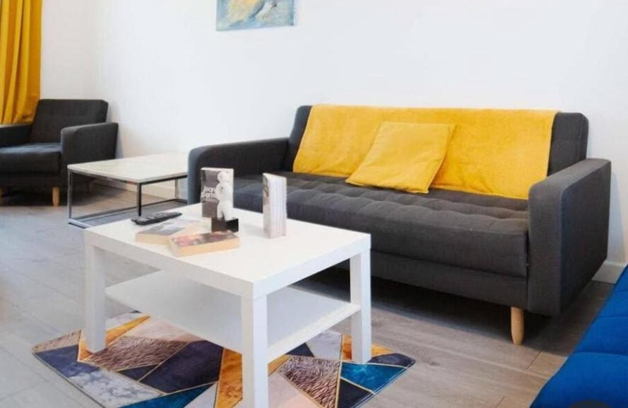 Posezení v ubytování Coolfin House - 3 bedroom Near Excel & Custom House Station London