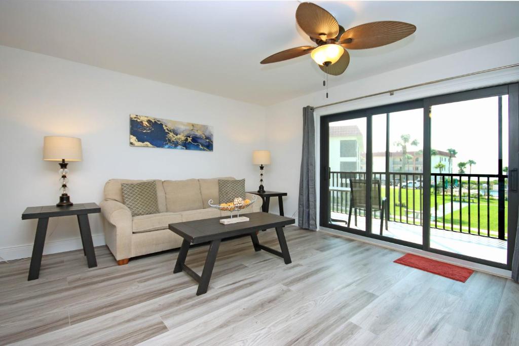 Posezení v ubytování Cozy 1BR beachfront condo on Sanibel Island with stunning ocean views 3B2
