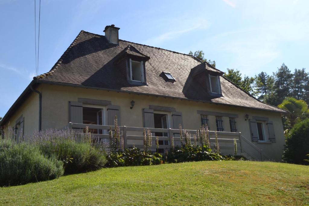 une maison au sommet d'une colline herbeuse dans l'établissement Maison familiale de campagne, à Marsaneix