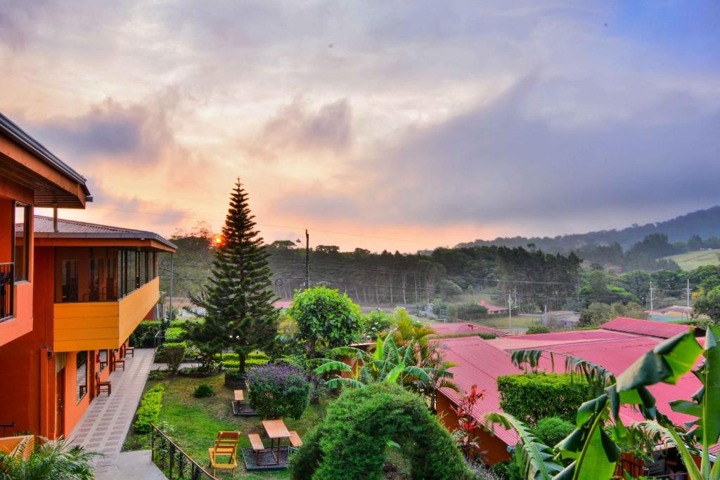蒙特韋爾德哥斯達黎加的住宿－翠柏酒店，从度假村的阳台上可欣赏到风景。