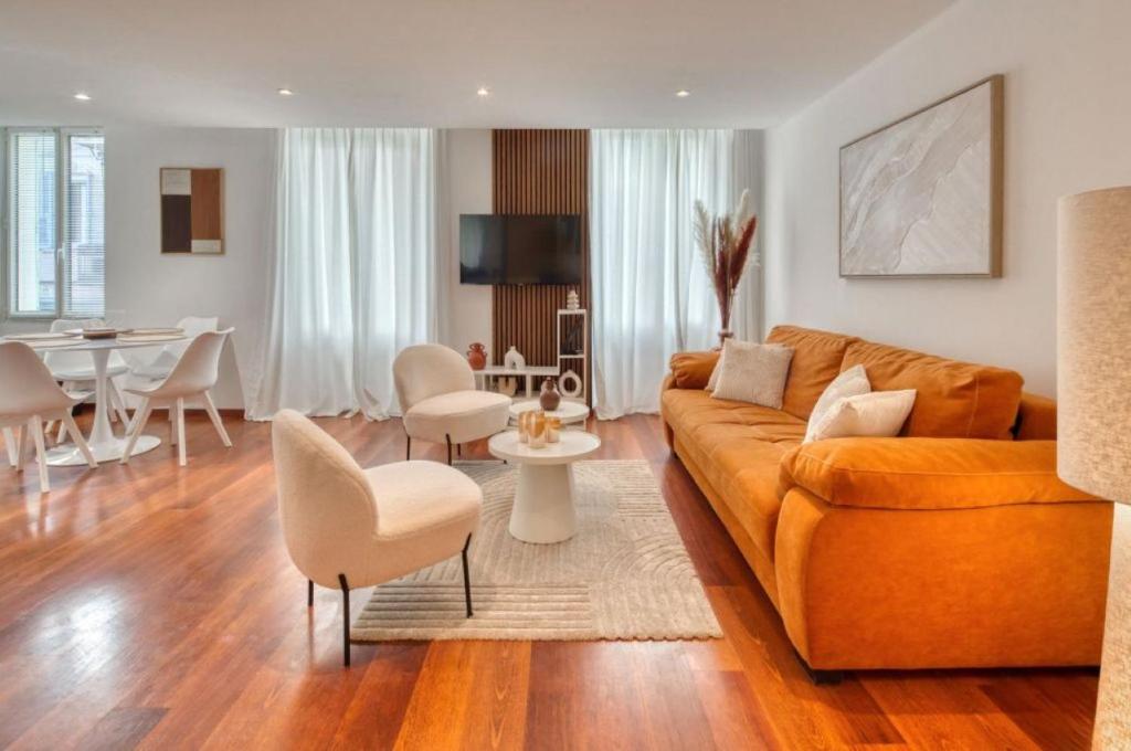 un salon avec un canapé et une salle à manger dans l'établissement Cannes 50m palais & Croisette, à Cannes