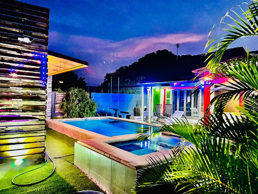 una casa con piscina nel cortile di Executive Galaxy Guest House Nkowankowa a Nkowakowa