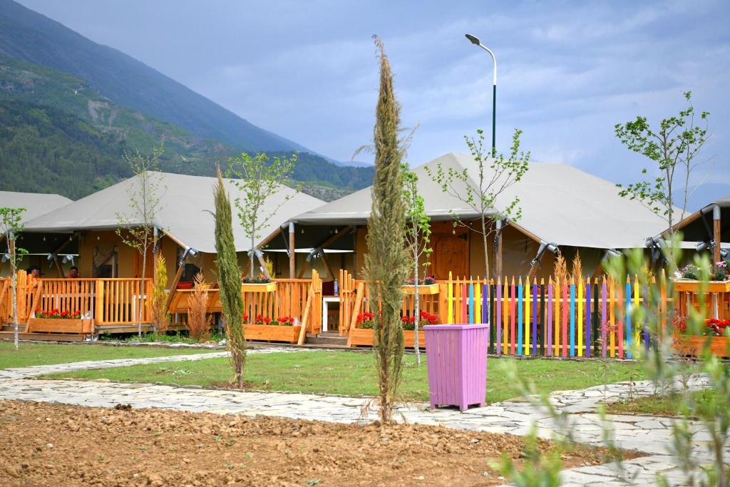 Nespecifikovaný výhled na hory nebo výhled na hory při pohledu z luxury tent