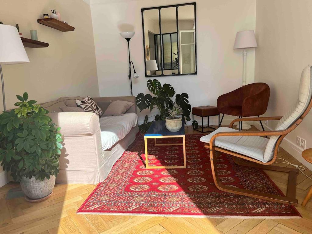 un salon avec un canapé et une table dans l'établissement Charmant 2 pièces dans le quartier chic du Parc des Princes, à Boulogne-Billancourt